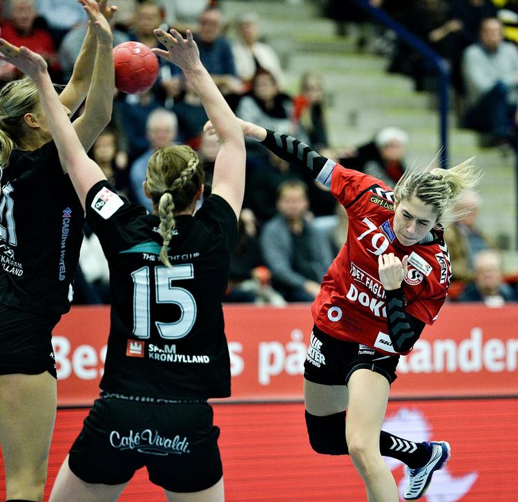 Med fem mål i første halvleg var Estevana Polman (th.) med til at afgøre pokalfinalen. 