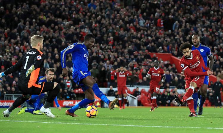 Efter en hælaflevering og et par snævre træk sparkede Mohamed Salah udligningen mellem benene på Kasper Schmeichel.   