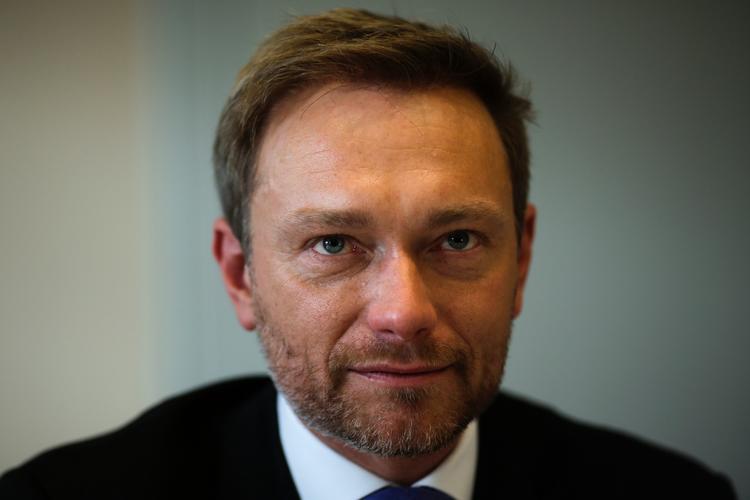  Christian Lindner mener, at Tyskland bør kunne udvise uledsagede mindreårige flygtninge, der begår kriminalitet, hvis deres familier kan identificeres. 