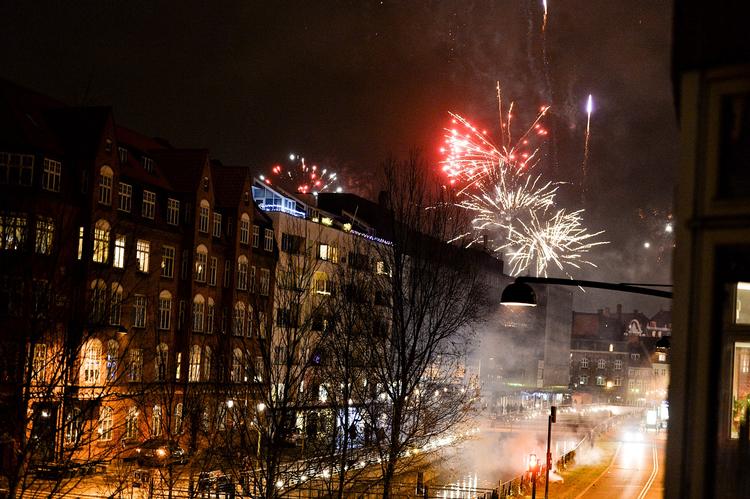 Uanset om du er i Aarhus som her på billedet fra nytårsaften sidste år, eller et andet sted i landet, bliver det tørt vejr med god sigtbarhed. Det klan dog blæse lidt rigelidt i Nordjylland, melder DMI.
   