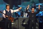 Ringo Starr (th) er den anden Beatle, der bliver tildelt ridderskab 21 år efter Paul McCartney (tv).
   