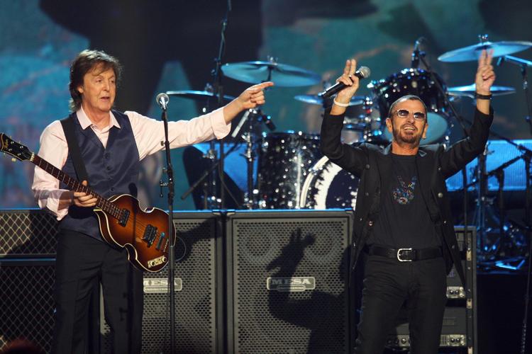 Ringo Starr (th) er den anden Beatle, der bliver tildelt ridderskab 21 år efter Paul McCartney (tv).
   