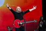 Barry Gibb optræder  her ved den store Glastonbury Festival i England tidligere i år. 