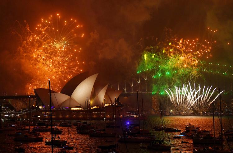 
    Nytåret blev skudt ind med maner i Sydney i Australien. 