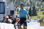 Det er jubelscener som denne, da Jakob Fuglsang slog til i Critérium du Dauphiné, den danske klan hos Astana satser på at genopleve i den kommende sommers Tour de France. 