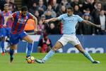 Crystal Palaces Andros Townsend (tv.) i kamp om bolden med  Manchester Citys Ilkay Gündogan. 