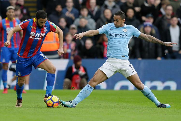 Crystal Palaces Andros Townsend (tv.) i kamp om bolden med  Manchester Citys Ilkay Gündogan. 