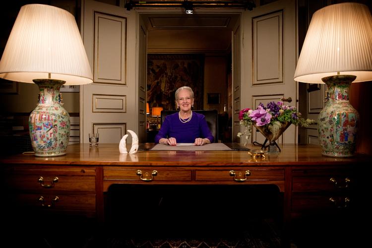 
    Dronningen holdt i år nytårstalen i Christian IX's Palæ, Amalienborg.
 