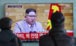 Sydkoreanere ser Kim Jong-uns nytårstale på en tv-skærm på togstationen i den sydkoreanske hovedstad, Seoul. 