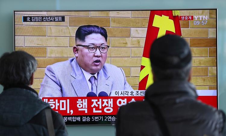 Sydkoreanere ser Kim Jong-uns nytårstale på en tv-skærm på togstationen i den sydkoreanske hovedstad, Seoul. 