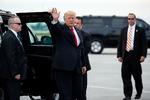 Donald Trump brugte 1. januar på både at flyve tilbage til Washington og på at at lægge sig ud med Pakistan. 