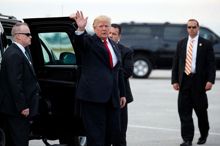 Donald Trump brugte 1. januar på både at flyve tilbage til Washington og på at at lægge sig ud med Pakistan. 