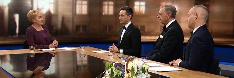 Værten Tine Götzsche i selskab med aftenens ekspertpanel, fra venstre: DR's politiske korrespondent, Uffe Tang, dronningens tidligere ceremonimester Christian Eugen-Olsen og designer Lasse Spangenberg.   Skærmdump  DR 