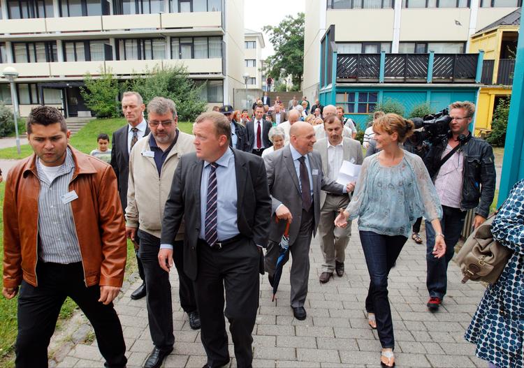 I 2010 besøgte statsminister Lars Løkke Rasmussen (V) og daværende socialminister Benedikte Kiær (K) Tåstrupgård for at samle viden inden en ghettostrategi skulle præsenteres.   