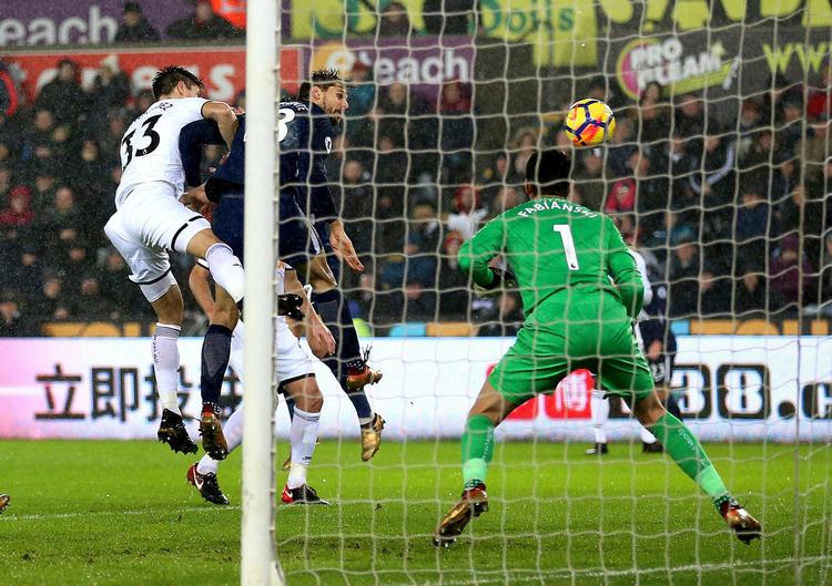 Med dette hovedstød på Christian Eriksens frisparksindlæg bragte Fernando Llorente Tottenham foran 1-0. 