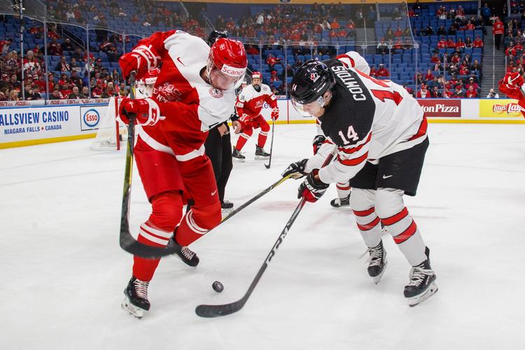 
Ved U20-VM i USA har Christian Larsen (tv.) og Danmark tabt til USA, Finland, Canada og Slovakiet, men den første nedrykningskamp blev vundet på dramatisk vis. 