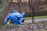 Teknikere fra Københavns Politi arbejder ved den bænk, som et spædbarn blev fundet på i kritisk tilstand tirsdag.  