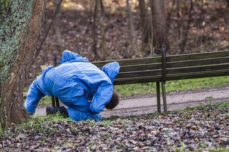 Teknikere fra Københavns Politi arbejder ved den bænk, som et spædbarn blev fundet på i kritisk tilstand tirsdag.  