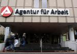 ARKIVFOTO. Den tyske ledighed er den laveste siden siden genforeningen i 1990. Her er det indgangen til et jobcenter i Duisburg i 2010. 