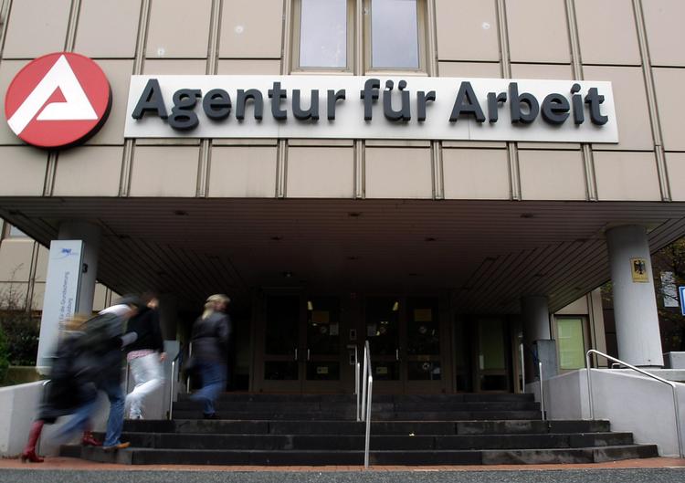 ARKIVFOTO. Den tyske ledighed er den laveste siden siden genforeningen i 1990. Her er det indgangen til et jobcenter i Duisburg i 2010. 