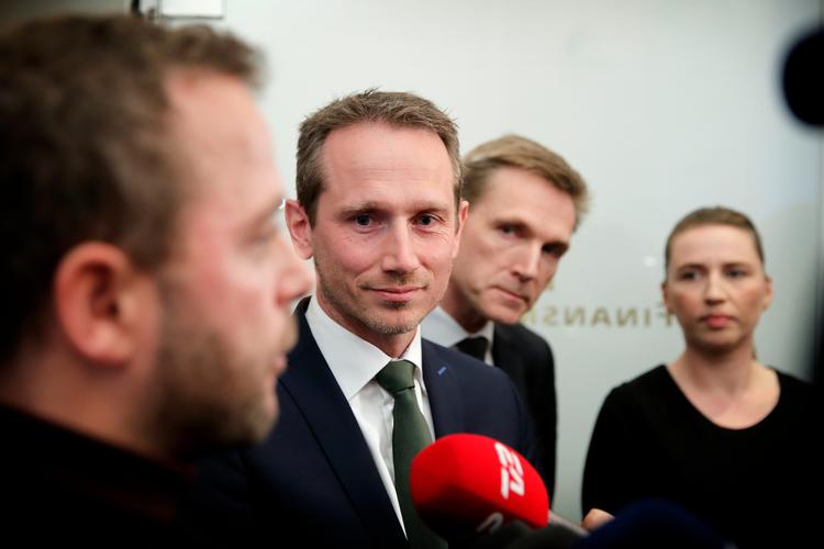 ARKIVFOTO. Fra venstre: Morten Østergaard (RV), Kristian Jensen (V), Kristian Thulesen Dahl (DF) og Mette Frederiksen (S) møder pressen, efter der er indgået forlig om boligbeskatning. 