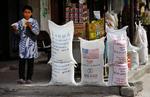 USA er den største donor til UNRWA med et bidrag på 2,3 milliarder danske kroner eller en tredjedel af hele  UNRWA’s budget. EU giver som næststørste donor kun halvt så meget. På billedet ses sække med dele af den amerikansk bistand på gaden i Gaza i 2010. 