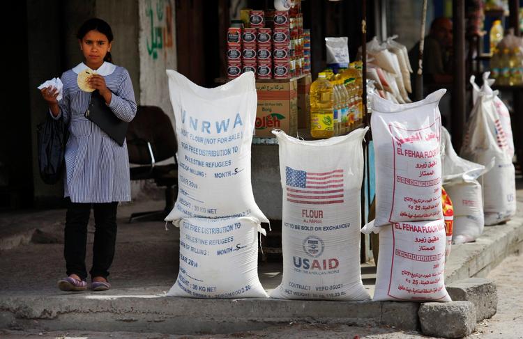 USA er den største donor til UNRWA med et bidrag på 2,3 milliarder danske kroner eller en tredjedel af hele  UNRWA’s budget. EU giver som næststørste donor kun halvt så meget. På billedet ses sække med dele af den amerikansk bistand på gaden i Gaza i 2010. 