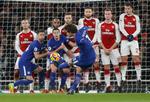 Et frispark fra Marcos Alonso i første halvleg røg over mål, men i de sidste 30 minutter kom der gang i målscoringen. 