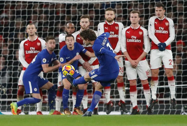 Et frispark fra Marcos Alonso i første halvleg røg over mål, men i de sidste 30 minutter kom der gang i målscoringen. 