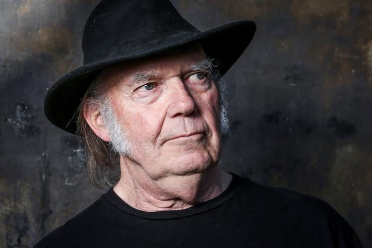Den legendariske musiker Neil Young kritiserer den amerikanske præsident for sin håndtering af californiske skovbrande og løbeild. (Foto af Rich Fury/Invision/AP, File) Rich Fury/AP