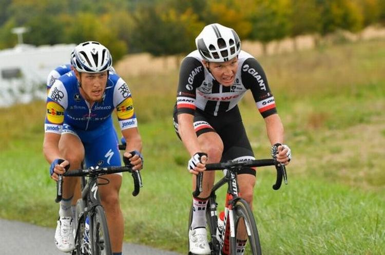 Søren Kragh Andersen (t.h.) sluttede sæsonen fint af i Paris-Tours, hvor han i spurten dog måtte se sig slået af sin italienske ledsager i udbruddet Matteo Trentin. 