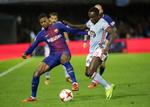     Barcelonas Nelson Semedo og  Pione Sisto i kamp om bolden.  