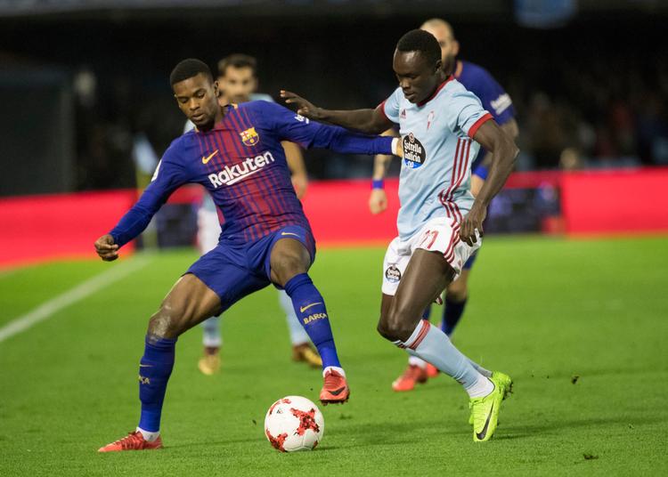     Barcelonas Nelson Semedo og  Pione Sisto i kamp om bolden.  