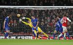 Arsenal og Chelseas forsvarende mestre leverede højtidens måske bedste kamp, da de to klubber fra London spillede 2-2 3. januar i et hæsblæsende opgør med masser af dramatik og flotte scoringer. På billedet er Arsenals Hector Bellerin i færd med at udligne to minutter inde i tillægstiden.  