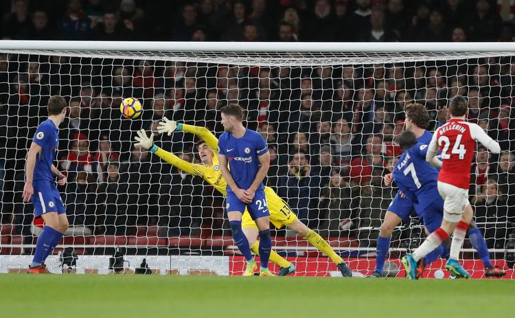 Arsenal og Chelseas forsvarende mestre leverede højtidens måske bedste kamp, da de to klubber fra London spillede 2-2 3. januar i et hæsblæsende opgør med masser af dramatik og flotte scoringer. På billedet er Arsenals Hector Bellerin i færd med at udligne to minutter inde i tillægstiden.  