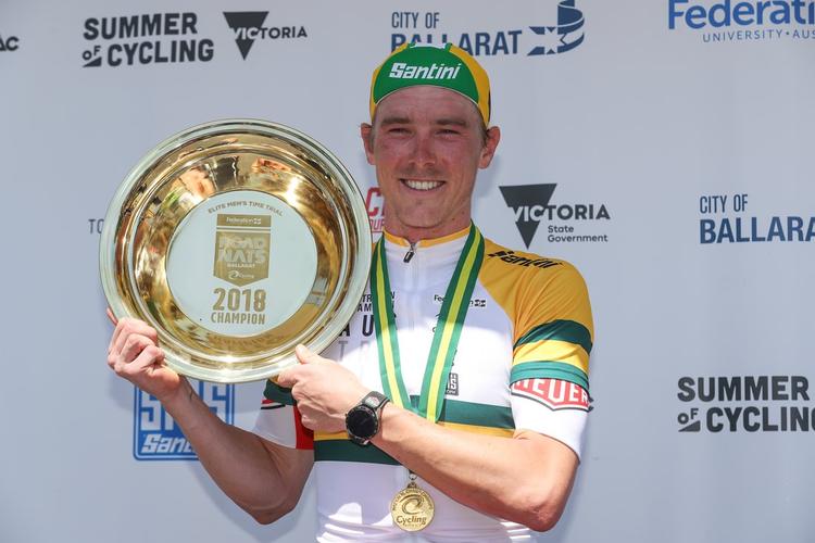 Australieren Rohan Dennis med sejrstrofæet efter for tredje år i træk at være blevet national mester i enkeltstart. Foto: Cycling Australia. 