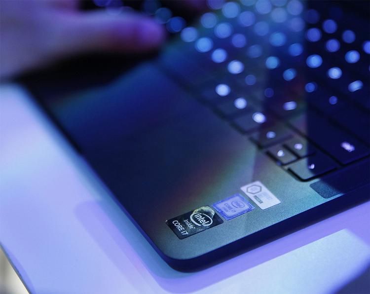 Stort set alle computere med Intel-chips ombord er i fare for at blive hacket lige nu. Men det gælder også f.eks. smartphones, hvis CPU'er er baseret på ARM-arkitekturen, og det omfatter stort set alle iPhones og Android-telefoner. Der er dog forholdsregler, man kan tage. 