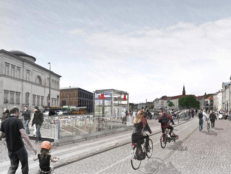 Gammel Strand bliver lukket for gennemkørende trafik. Det betyder, at holdepladsen til turistbusser til kanalrundfarten ikke bliver genetableret.

Hovedtrappe og elevatorer er placeret så tæt på Højbro Plads som muligt, hvorfra langt de fleste passagerer til stationen ankommer. Cykelparkeringen bliver etableret tæt på adgangen til stationen langs bolværket.

Stationen bliver anlagt uden ovenlys, og pladsen bliver anlagt med en sammenhængende belægning fra facade til bolværk med mulighed for ophold. 