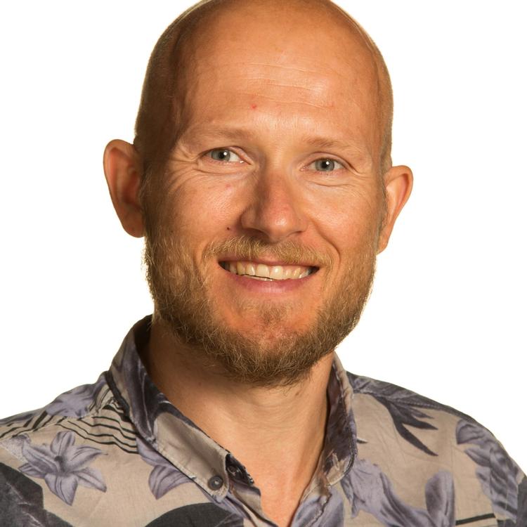 Christian Bak er en af de skoleledere, som flere gange inden for de seneste fem år har oplevet, at hans ansatte er blevet udsat for vold. Det er ikke hans oplevelse, at volden skyldes, at eleverne er blevet mere voldelige. Han mener, at den i højere grad end tidligere bliver registreret. 