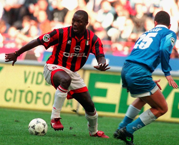 George Weah var i 1990'erne en elegant og samtidig kraftfuld frontløber i bl.a. AC Milan-trøjen, hvor han her dribler forbi en modstander. Nu skal han være frontløber for Liberia i præsidentembedet.  
   