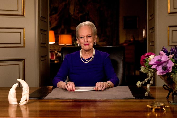 Dronning Margrethe opfordrede til at gøre noget unyttigt i sin nytårstale. Det er Christian Graugaard enig i og foreslår, at man kan tælle sin elskedes fregner.  