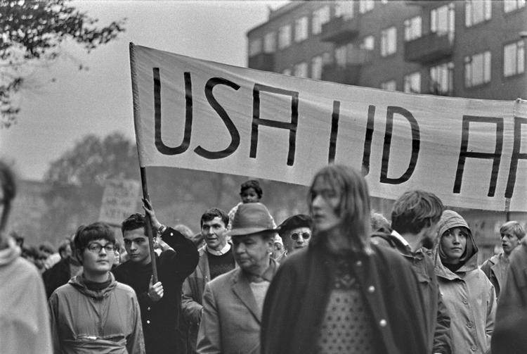 »Hils FBI så hjerteligt fra os. US ud af Vietnam! Ho ho, ho Chi Min!. Nå ja, vi var jo kun ca. 20 år«. Bettina Heltberg mindes 1968
 