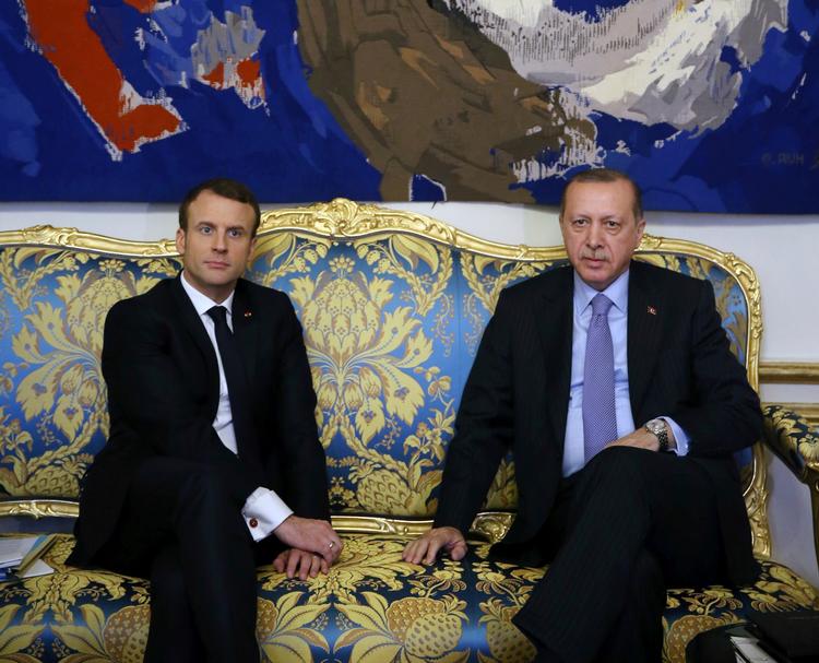 To præsidenter med anstrengte ansigter ved fotograferingen i Elysee Palæet.  