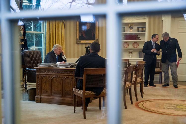 Donald Trump fotograferet i Det Ovale Værelse i januar sidste år. Til højre ses stabschef Reince Priebus og chefstrateg Steve Bannon, der begge er fortid i dag.  