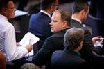 Dansk Folkepartis udlændingeordfører, Martin Henriksen, tager reaktionerne på partiets forslag om udgangsforbud i ghettoer »stille og roligt«.
   