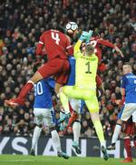 Virgil van Dijk stiger til vejrs og scorer Liverpools sejrsmål over Everton.  