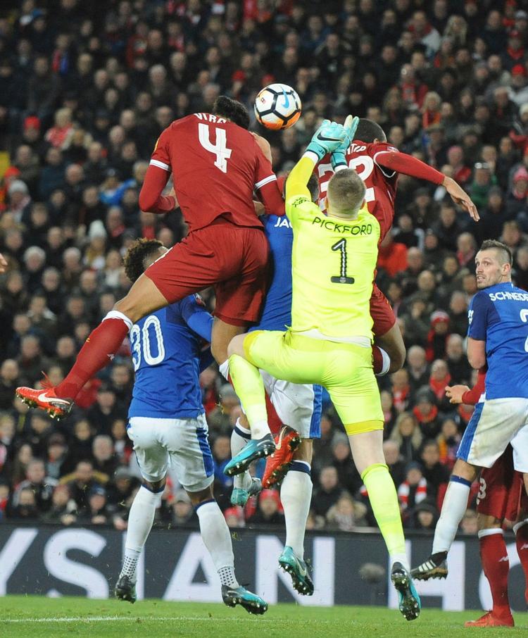 Virgil van Dijk stiger til vejrs og scorer Liverpools sejrsmål over Everton.  