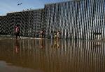 Der er allerede en barriere mellem San Diego og Tijuana, Mexico. Nu vil Trump bruge 111 milliarder kroner på at udbygge og forstærke grænsebarrieren langs nabolandet mod syd. 