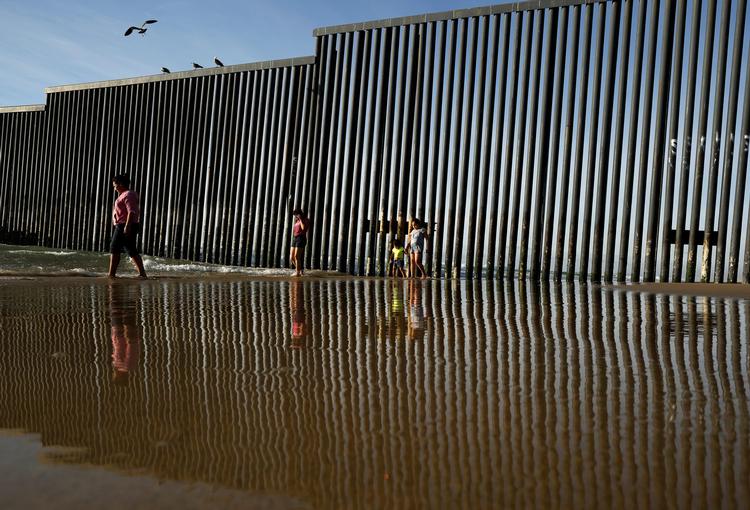 Der er allerede en barriere mellem San Diego og Tijuana, Mexico. Nu vil Trump bruge 111 milliarder kroner på at udbygge og forstærke grænsebarrieren langs nabolandet mod syd. 