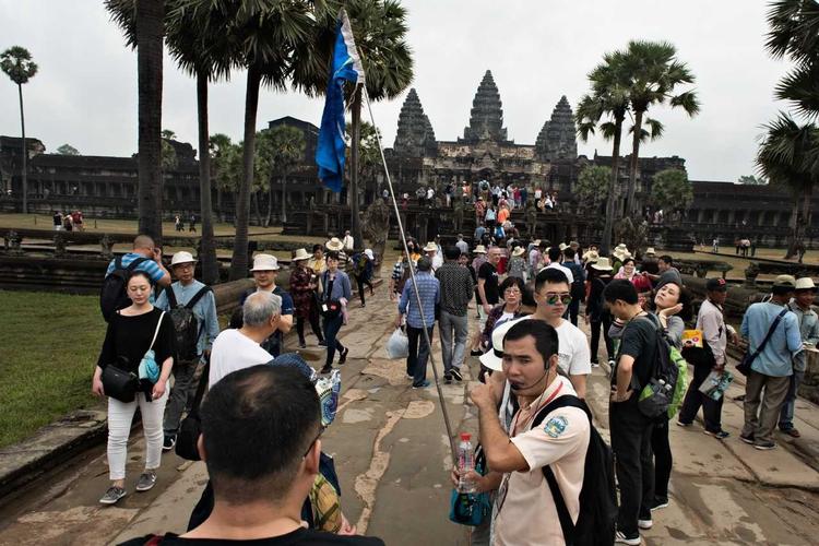 Omkring fem millioner mennesker besøger nu hvert år tempelkomplekset Angkor Wat i Cambodja. 